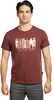 Ein Mann in einem dunkelroten T-Shirt mit einem Bergmotiv und der Aufschrift „TIME TO CHILL“.