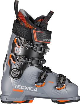 Grauer Tecnica Skischuh mit orangefarbenen Details und Schnallen.