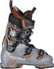 Grauer Tecnica Skischuh mit orangefarbenen Details und Schnallen.