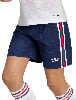 Ein Kind trägt eine dunkelblaue Shorts mit weißem Adidas-Logo und roten Streifen.