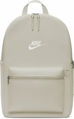 Ein beiger Nike-Rucksack mit Logo und einer Reißverschlusstasche vorne.
