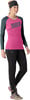 Frau in einem pinken Shirt und schwarzer Hose mit Stirnband und Schuhen.