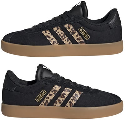 Fekete Adidas cipő leopárdmintával és barna talppal.