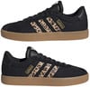 Fekete Adidas cipő leopárdmintával és barna talppal.