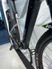 Detail eines Flyer E-Bikes mit silbernem Rahmen und schwarzem Akku.