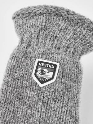 Graue Strickhandschuhe mit Hestra-Logo und Jahreszahl 1936. Graue Strickhandschuhe mit Hestra-Logo und Jahreszahl 1936.