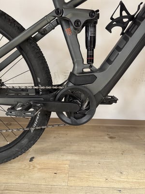 Detail eines Mountain-E-Bikes mit Federung und Kettenantrieb. Detail eines Mountain-E-Bikes mit Federung und Kettenantrieb.