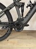 Detail eines Mountain-E-Bikes mit Federung und Kettenantrieb.