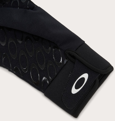 Detail eines schwarzen Oakley-Handschuhs mit rutschfester Textur und Logo. Detail eines schwarzen Oakley-Handschuhs mit rutschfester Textur und Logo.