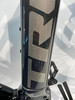 Detail eines Fahrradrahmens mit Markenlogo und leichten Kratzern.