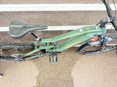 Ein grünes Haibike E-Mountainbike mit Dämpfer und Federung. Ein grünes Haibike E-Mountainbike mit Dämpfer und Federung.