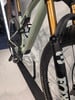 Detail eines Mountainbikes mit Federung und FOX-Aufschrift an der Gabel.