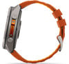 Detail einer Smartwatch mit orangefarbenem Armband und Metallschnalle.