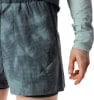 Kurze graugrüne Shorts mit digitalem Muster und Markenlogo.