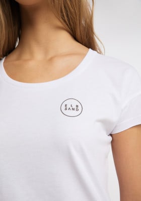 Detail eines Damen-T-Shirts in Weiß mit ELB SAND-Logo auf der Brust.