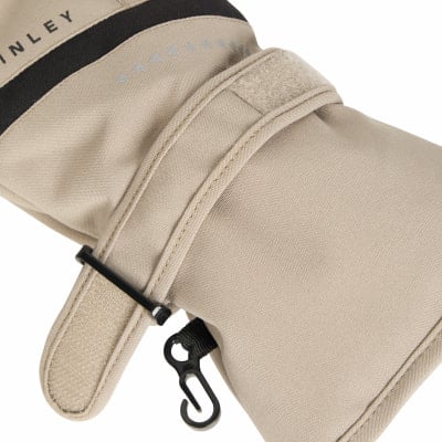 Detail eines Handschuhs mit verstellbarem Klettverschluss und einer Schlaufe mit Karabiner. Detail eines Handschuhs mit verstellbarem Klettverschluss und einer Schlaufe mit Karabiner.