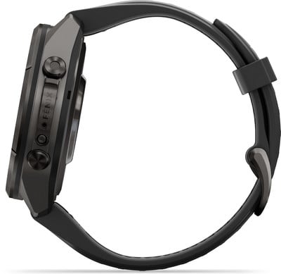 Detail einer Smartwatch mit schwarzem Armband und seitlichen Tasten. Detail einer Smartwatch mit schwarzem Armband und seitlichen Tasten.