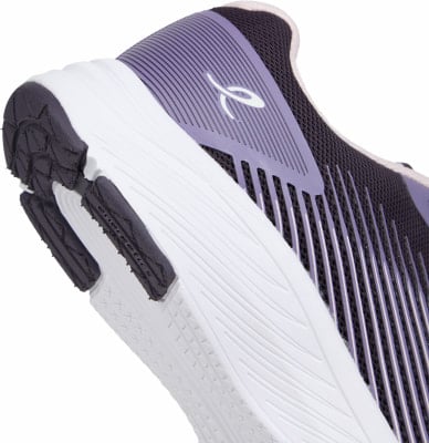 Detailaufnahme der weißen Sohle und des lila Obermaterials eines Sneakers mit Logo. Detailaufnahme der weißen Sohle und des lila Obermaterials eines Sneakers mit Logo.