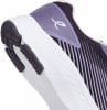 Detailaufnahme der weißen Sohle und des lila Obermaterials eines Sneakers mit Logo.