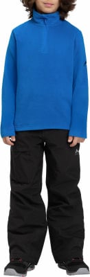 Junge in blauer Fleecejacke und schwarzer Hose, bereit für Abenteuer.
