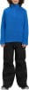 Junge in blauer Fleecejacke und schwarzer Hose, bereit für Abenteuer.