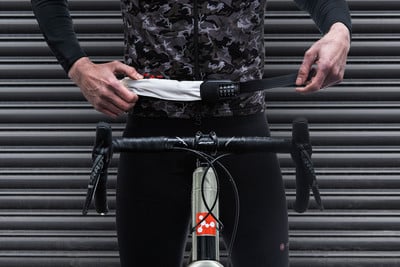 Ein Radfahrer schnallt sich einen Brustgurt zur Herzfrequenzmessung an. Ein Radfahrer schnallt sich einen Brustgurt zur Herzfrequenzmessung an.
