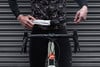 Ein Radfahrer schnallt sich einen Brustgurt zur Herzfrequenzmessung an.