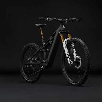 Schwarzes E-Mountainbike mit Fox-Federung und goldener Sattelstütze. Schwarzes E-Mountainbike mit Fox-Federung und goldener Sattelstütze.