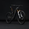 Schwarzes E-Mountainbike mit Fox-Federung und goldener Sattelstütze.