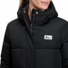 Detail einer Damen-Winterjacke von McKinley in Schwarz.