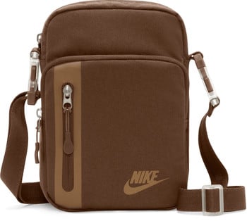 Hnědá taška Nike s přední kapsou na zip a nastavitelným popruhem.
