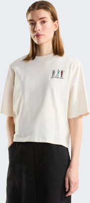 Damen-T-Shirt in Cremefarbe mit Skiaufdruck und The North Face-Logo. Damen-T-Shirt in Cremefarbe mit Skiaufdruck und The North Face-Logo.