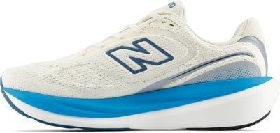 Weiße New Balance Laufschuhe mit blauem N-Logo und einem blau-weißen Streifen. Weiße New Balance Laufschuhe mit blauem N-Logo und einem blau-weißen Streifen.