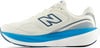 Weiße New Balance Laufschuhe mit blauem N-Logo und einem blau-weißen Streifen.
