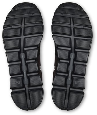 Blick auf die Sohlen schwarzer Laufschuhe mit Cloudtec-Technologie. Blick auf die Sohlen schwarzer Laufschuhe mit Cloudtec-Technologie.