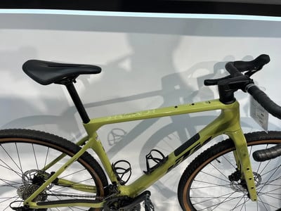 Grünes Gravelbike mit schwarzem Sattel und Lenker, Nahaufnahme.