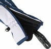 Blaue Handschuhe mit weißen Einsätzen und Reißverschluss, innen mit Fleece gefüttert.