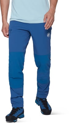 Mann in blauer Outdoorhose und Schuhen auf weißem Grund. Mann in blauer Outdoorhose und Schuhen auf weißem Grund.