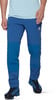 Mann in blauer Outdoorhose und Schuhen auf weißem Grund.