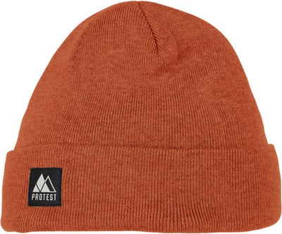 Orange Strickmütze mit schwarzem Etikett mit Berglogo.