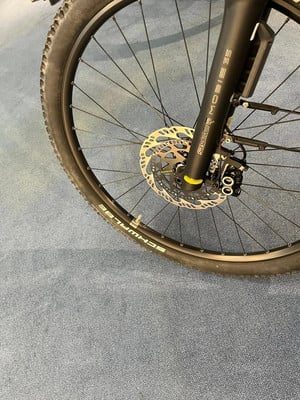 Vorderrad eines Mountainbikes mit Scheibenbremse und Federgabel. Vorderrad eines Mountainbikes mit Scheibenbremse und Federgabel.