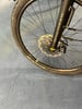 Vorderrad eines Mountainbikes mit Scheibenbremse und Federgabel.
