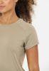Detail eines kurzärmeligen Damen-T-Shirts in Beige.