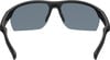 Schwarze Sportbrille mit dunkelgrauen Gläsern und schwarzem Rahmen.