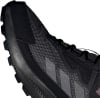 Detail černé běžecké boty s logem Adidas a podrážkou.