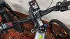 Nahaufnahme eines E-Bikes mit Bosch-Display, Bedienelementen und Lenker auf einem roten Teppich.