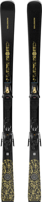 Schwarze Salomon-Ski mit goldenem Muster und schwarzer Bindung. Schwarze Salomon-Ski mit goldenem Muster und schwarzer Bindung.