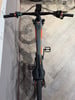 Oberansicht eines Mountainbikes mit orange-grauen Details.