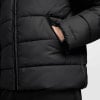 Detail einer Jacke mit sichtbarer Tasche und Primaloft-Logo.