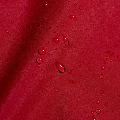 Roter Stoff mit Wassertropfen und feinem Muster. Roter Stoff mit Wassertropfen und feinem Muster.